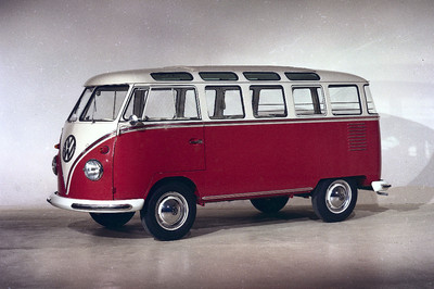 1951 kam der bis heute berühmteste T 1 auf den Markt: der Samba-Bus mit Fenstern in den Dachholmen.