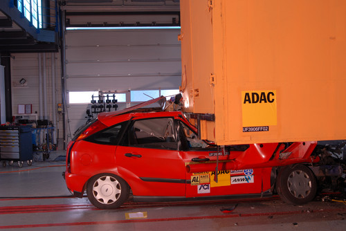 ADAC-Crashtest 2006: Auffahrunfall auf einen Lkw mit Unterfahrschutz.