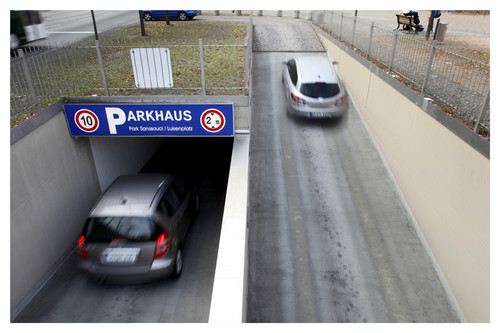 ADAC-Parkhaustest: Bei Ein- und Ausfahrt kommen sich Autofahrer hier nicht in die Quere.