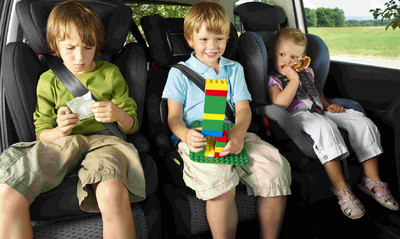 Aktion "Sicher im Auto". Kinder im Kindersitz.