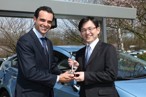 Alberto Sanz de Lama, Geschäftsführer Autoscout24, übergibt den Preis für den Prius Plug-in Hybrid an Toshiaki Yasuda, Präsident Toyota Deutschland.