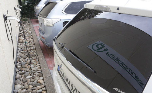 An insgesamt 16 Ladestationen können Elektrofahrzeuge bei der MKG Bank in Flörsheim geladen werden. 