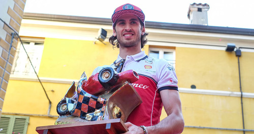 Antonio Giovinazzi mit der „Trofeo Lorenzo Bandini&quot;. 