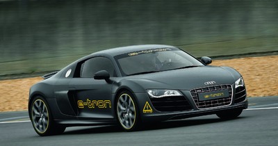 Audi schickt im Rahmen der „Silvretta E-Auto Rallye Montafon 2010&quot; einen R E-tron-Technikträger im Kleid eines R 8 ins Rennen.