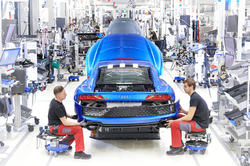Audi-Sport-Manufaktur „Böllinger Höfe“. Einbau des hinteren Stoßfängers an einem R8.