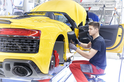 Audi-Sport-Manufaktur „Böllinger Höfe“: Anbau des Sideblades an einen R8 Spyder.