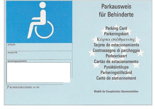 Auf den blauen Parkausweise hat nur Anspruch, wer über einen Behindertenausweis mit dem Nachweis besonderer Gehbehinderung verfügt.