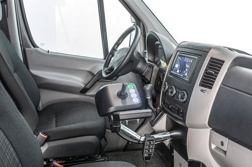 Auf- und Ausbauten von Mercedes-Benz Vans: Fahren  mit dem Joystick für Behinderte.