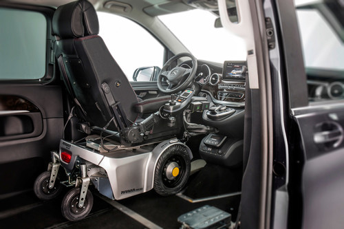 Auf- und Ausbauten von Mercedes-Benz Vans: Per Rollstuhl ans Steuer.