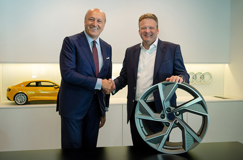 Auto- und Räderhersteller einigen sich auf eine längere Kooperation: Cromodora-Vorstand Ermanno Pedrini (links) und Dr. Bernd Martens, Audi-Vorstand Beschaffung und IT.