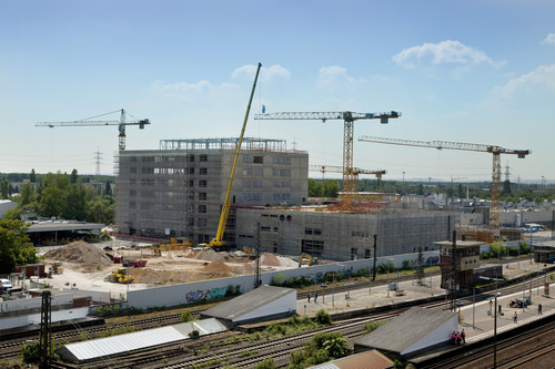 Bau des neuen siebenstöckigen Motorenzentrums von Opel in Rüsselsheim.