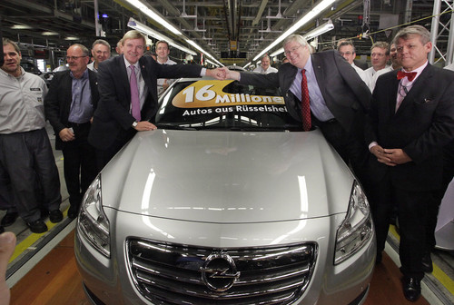 Bei Opel wurde gestern das 16millionste Fahrzeug &quot;Made in Rüsselsheim&quot; gefeiert. Opel-Chef Nick Reilly (rechts) und Hessens Ministerpräsident Volker Bouffier (links) schüttelten Hände und fuhren die silberne Insignia-Limousine vom Band.