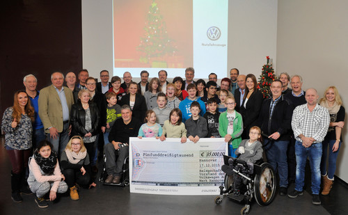 Belegschaftsspende:Vertreter von sieben Schulen und Vereinen aus der Region Hannover erhalten im Werk Hannover  symbolisch einen Scheck in Höhe von 35 000 Euro.