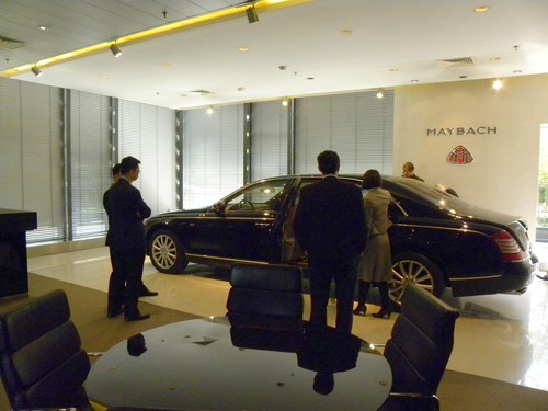 Besuch beim Mercedes-´Händler Shanghai Star: Auftritt eines Maybach 62S, separiert in gediegener Atmosphäre