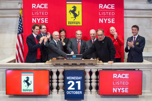 Börsengang von Ferrari an der New Yorker Börse: Aufsichtsratsvorsitzender John Elkann (3.v.l.) und Konzernchef´Sergio Marchionne geben das Startsignal..