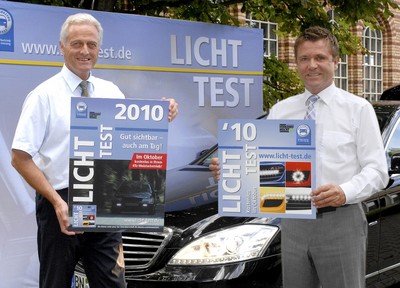 Bundesverkehrsminister Peter Ramsauer präsentierte gemeinsam mit ZDK-Vizepräsident Wilhelm Hülsdonk das offizielle Plakat und die Plakette für den Licht-Test 2010.