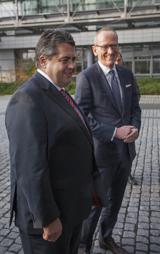 Bundeswirtschaftsminister Sigmar Gabriel (links) und Opel-Vorstandsvorsitzender Dr. Karl-Thomas Neumann.