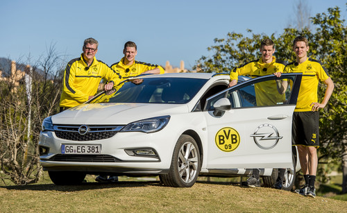 BVB-Profis am Quiztaxi Opel Astra Sports Tourer: Stadionsprecher Norbert „Nobby“ Dickel mit den Fußballprofis Lukasz Piszczek, Sven Bender und Matthias Ginter (v.l.n.r.).