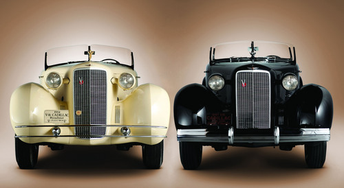 Cadillac Fleetwood V-16 Rumbleseat Roadster (1934) und Fleetwood V-16 Phaeton (1937, rechts).