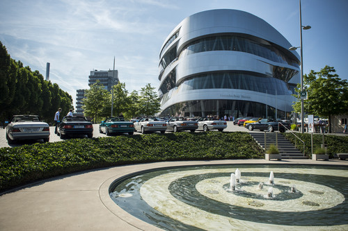 „Cars &amp; Coffee“ am Mercedes-Benz-Museum.