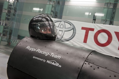 Christian Naujoks, Teilnehmer des Projekts „Zurück auf die richtige Bahn“, in der selbstgebauten Seifenkiste im Windkanal von Toyota Motorsport.