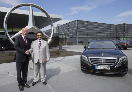 Daimler-Vorstandschef Dr. Dieter Zetsche und Scheich Jaber Al-Mubarak Al-Hamad Al-Sabah, Premierminister von Kuwait, im Mercedes-Benz-Werk Sindelfingen.