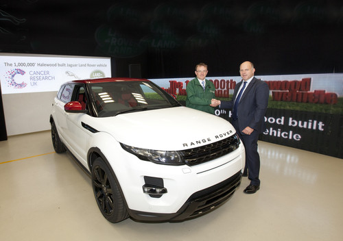 Das einmillionste Fahrzeug aus dem Werk Halewood: Der Range Rover Evoque, ein in der Farbgebung Einzelstück, wird der britischen Krebshilfe gestiftet. 