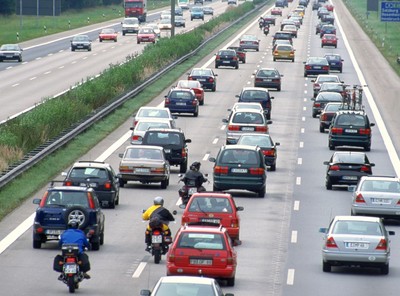Das Fahren von Motorrädern  zwischen stehenden Fahrzeugkolonnen bei Stau auf Autobahnen ist in Deutschland nicht erlaubt, aber gängige Praxis.