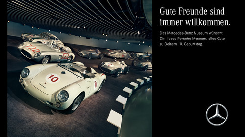 Das Mercedes-Benz-Museum gratuliert dem Porsche-Museum zum zehnjährigen Bestehen mit einer Fotomontage: Porsche 550 Spyder in der Rennkurve des Mercedes-Benz-Museums.