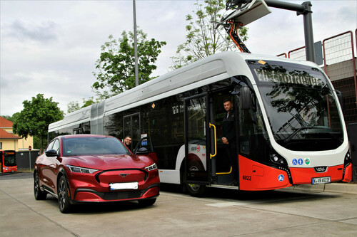 Das &quot;MuLi&quot;-Projekt in Köln: Aufladung von Batteriebussen und Elektroautos mit dem Bremsstrom der Straßenbahn.