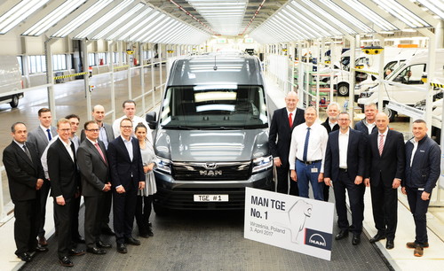 Das Team um Jens Ocksen (Vorstandsvorsitzender Volkswagen Poznan) und Dennis Affeld (Leiter Vans bei MAN Truck &amp; Bus) nimmt den ersten MAN TGE in Empfang.