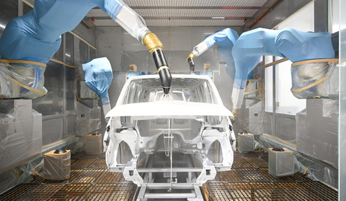 Decklackanlage im VW-Nutzfahrzeug-Werk Hannover: Lackierglocken auf den Robotern verteilen den Lack jetzt in allen Lackierprozessen im elektrostatischen Hochrotationverfahren mit bis zu 65 000 Umdrehungen in der Minute. 