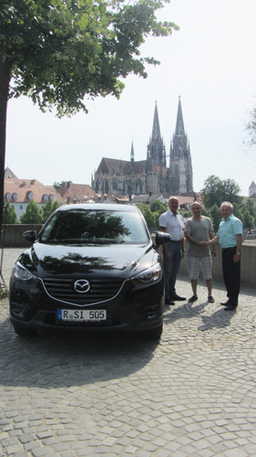 Der 50 000ste Mazda CX-5 in Deutschland (v.l.): Verkäufer Franz Schmidbauer, Kunde Heinrich Simbeck und Autohaus-Geschäftsführer Albert Schindlbeck.