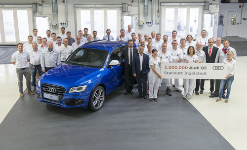 Der einmillionste Audi Q5 aus Ingolstadt: Werkleiter Albert Mayer (1. vorne rechts) und Gesamtbetriebsratsvorsitzender Peter Mosch (rechts daneben) mit Mitarbeitern der Fertigung.
