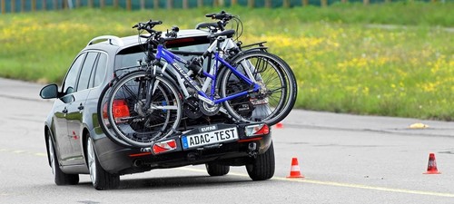 Der Fahrradträger Premium 3 von Eufab beim Ausweichtest..