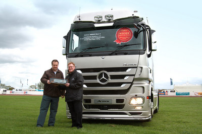 Der Herausgeber des „Truck &amp; Driver“&quot;-Magazins, Will Shiers, übergibt den Preis für den Actros an Sam Whittaker, Direktor Vertrieb und Marketing von Mercedes-Benz Trucks in Großbritannien.