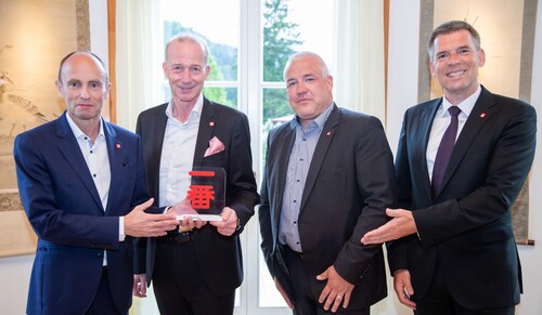 Der „Ichiban“-Preis für Auto Saxe aus Leipzig (von links): Toyota-Europachef Matt Harrison, Geschäftsleiter Michael Franz und Verkaufsleiter Tobias Glund sowie André Schmidt, Präsident von Toyota Deutschland.