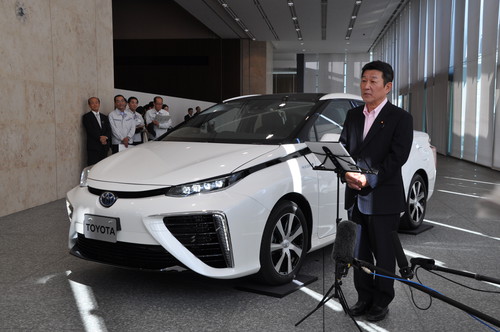 Der japanische Wirtschaftsminister Toshimitsu Motegi am Brennstoffzellenauto von Toyota.