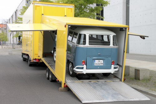 Der MdB-Arbeitskreis Automobiles Kulturgut auf „Bulli“-Exkursion in Berlin: Abladen eines Volkswagen T 1 „Samba“ am Paul-Löbe-Haus.