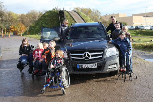 Der Mercedes-Benz-Vertrieb Deutschland lud gehandicapte Kinder und Jugendliche aus Hamburg zusammen mit Schauspieler und Moderator Jochen Schropp zum Geländewagenparcours im Werk Bremen ein.
