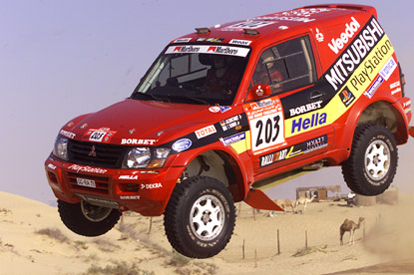 Der Mitsubishi Pajero der späteren Dakar-Siegerin Jutta Kleinschmidt bei der UAE Desert Challenge (1999).