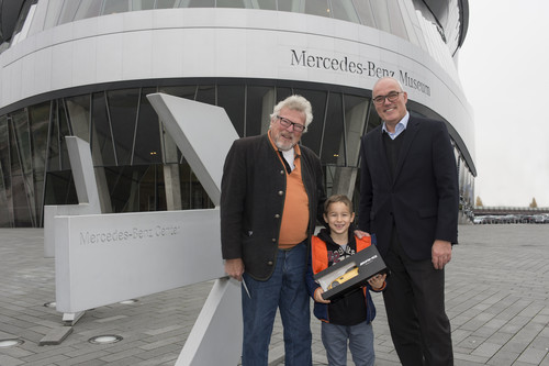 Der siebenmillionste Besucher im Mercedes-Benz-Museum: Rainer Krämer, Enkel Dario und Michael Bock