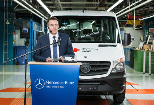 Der viermillionste Transporter aus dem Mercedes-Benz-Werk Düsseldorf: Standortverantwortlicher Martin Kelterer spricht beim offiziellen Festakt zu über 120 Gästen.