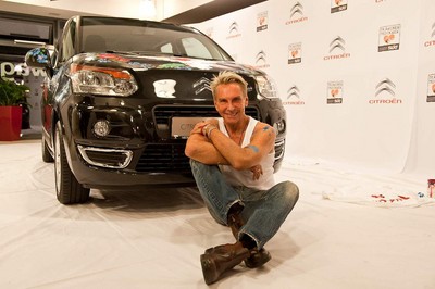 Der von Wolfgang Joop bemalte Citroën C3 Picasso wird bei Ebay versteigert.