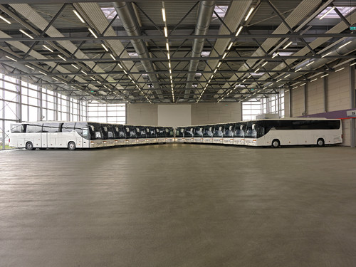 Die 16 Mannschaftsbusse der Setra Comfort Class 400 für die Fußball-Europameisterschaft 2012 im Setra-Kundencenter in Neu-Ulm.