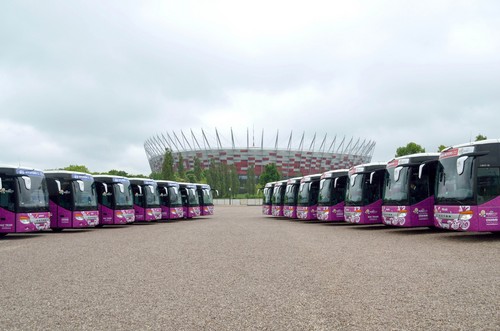 Die 16 Mannschaftsbusse vor dem Fußballstadion „Narodowy“ in Warschau, wo das Eröffnungsspiel stattfindet.