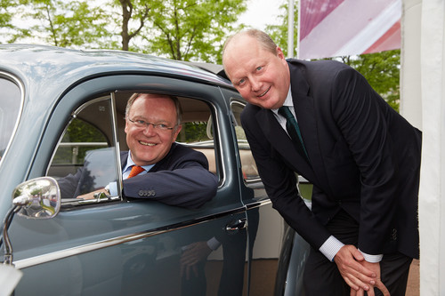 Die &quot;Autostadt&quot; beim Sommerfest der Niedersächsischen Landesvertretung in Berlin: Ministerpräsident Stephan Weil und Autostadt-Chef Otto F. Wachs (rechts).