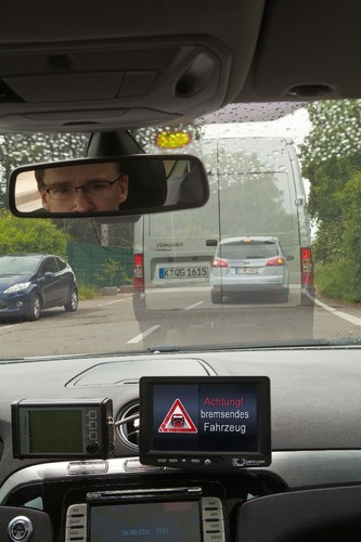 Die Fahrzeug-zu-X-Kommunikation ermöglicht Warnungen vor Autos, zu denen keine direkte Sichtverbindung besteht, 
