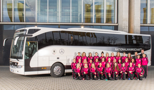 Die Frauenfußball-Nationalmannschaft und ihr Mercedes-Benz Tourismo.