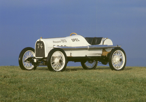 Die Geschichte der Vier-Ventil-Motoren begann bei Opel, als 1913 eine neue Generation von Rennwagen für den Großen Preis von Frankreich entwickelte, einem Vorläufer heutiger Formel-1-Rennen.